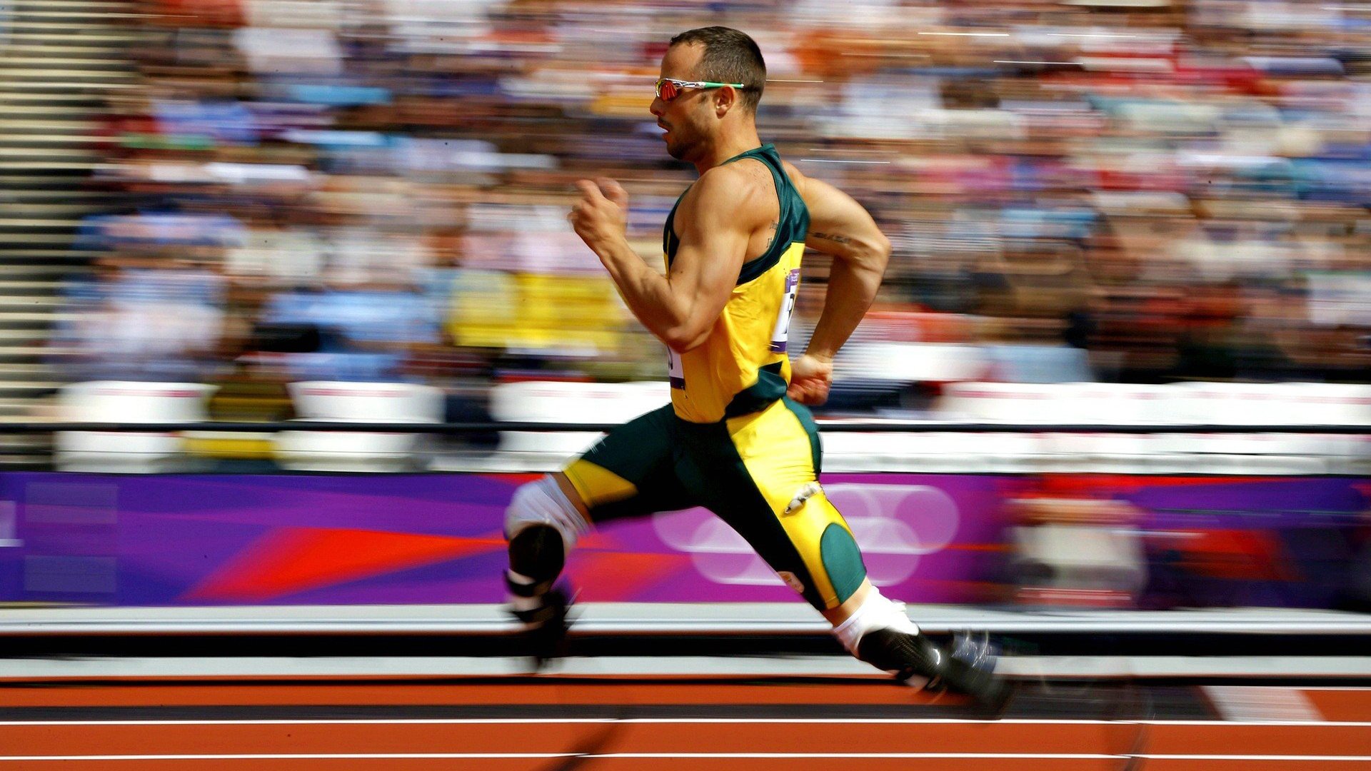 比赛进入焦灼阶段教练果断换人实现临场战术突破，比赛十分焦灼